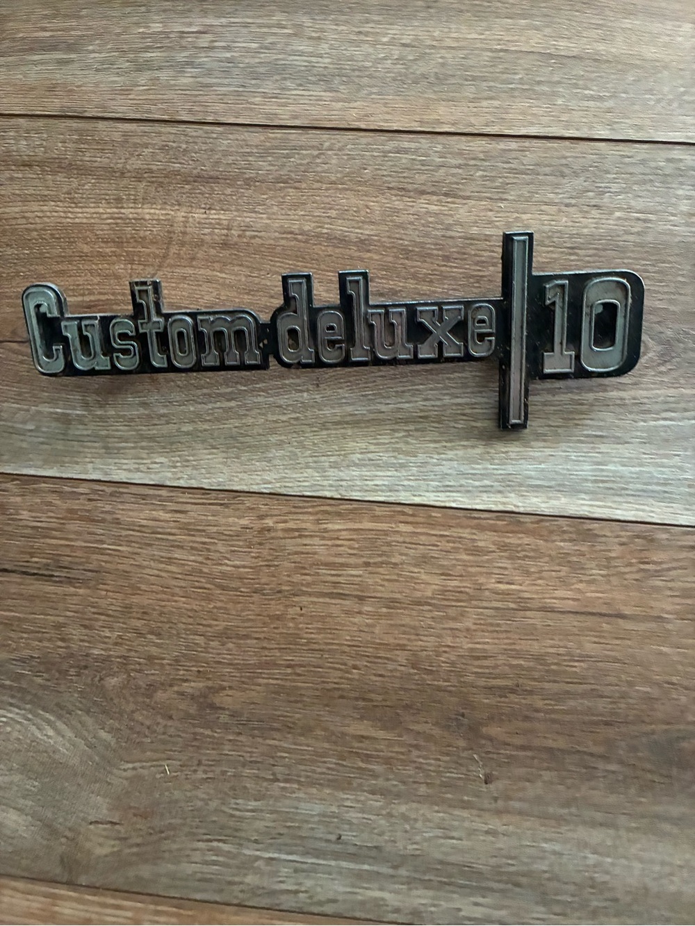 Chevrolet Custom Deluxe 10 Emblem Vintage euc P-6273126